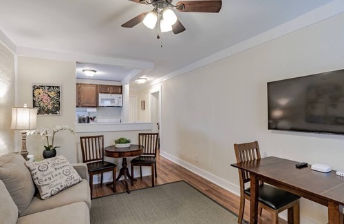 Mobile Apartamento | Comfy Midtown Charm – 16A