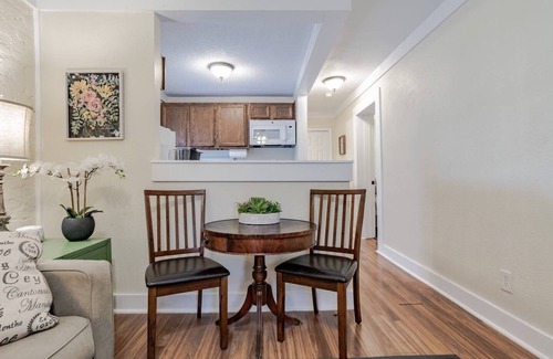Mobile Apartamento | Comfy Midtown Charm – 16A