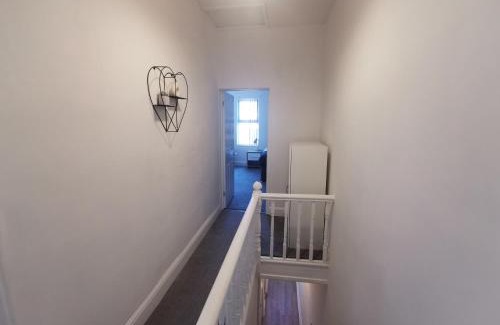 Birkenhead Casa | Comfy and Cozy 3 Bed house, free parking & Wifi