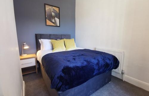 Birkenhead Casa | Comfy and Cozy 3 Bed house, free parking & Wifi