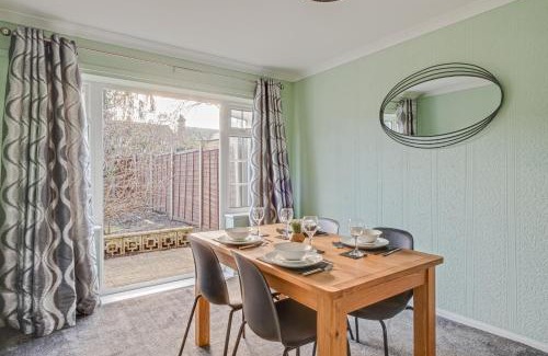 Bedford Casa | Comfy and freshly redecorated home by Our Home Short Stays close to town centre with free parking