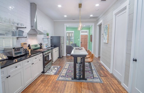 Southtown Casa | Comfy and Incredible Fenced 2BR 2 BA Near Downtown