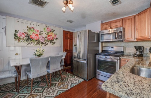 D Street - West Broadway Condominio | Comfy apartment room at great location in Boston