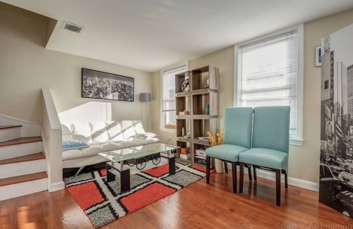 D Street - West Broadway Condominio | Comfy apartment room at great location in Boston