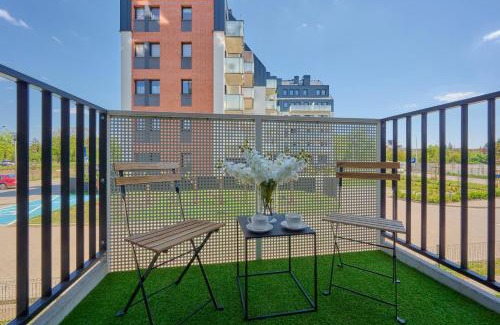 Fabryczna Apartamento | Comfy Apartment with Parking & Balcony by Noclegi Renters