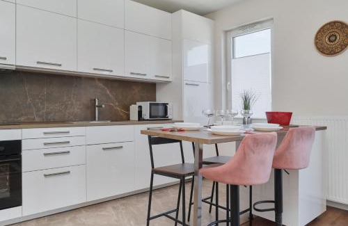 Fabryczna Apartamento | Comfy Apartment with Parking & Balcony by Noclegi Renters