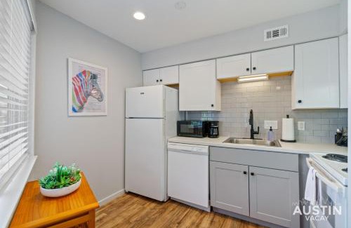 Riverside Apartamento | Comfy ATX Apt plus Balcony and Smart TV and Free Parking