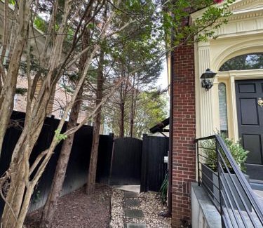 Crestwood Apartamento | COMFY Basement Home 2 Bdrm1Den 3Queen Beds