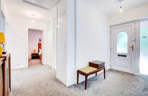 Runnymede Casa | Comfy Bungalow Virginia Water Near Golf Club