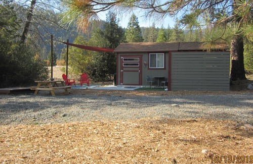 Douglas City Cabina | Comfy Cabin and Glamping Right on the Trinity River