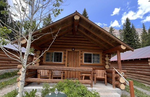 Cooke City-Silver Gate Cabina | Comfy cabin is situated on the Silver Gate property which overlooks 10,000ft tall mountain peaks surrounding the town.