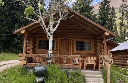 Cooke City-Silver Gate Cabina | Comfy cabin is situated on the Silver Gate property which overlooks 10,000ft tall mountain peaks surrounding the town.