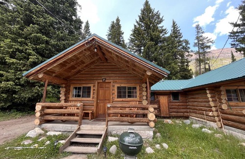 Cooke City-Silver Gate Cabina | Comfy cabin is situated on the Silver Gate property which overlooks 10,000ft tall mountain peaks surrounding the town.