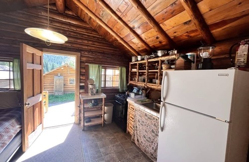 Cooke City-Silver Gate Cabina | Comfy cabin is situated on the Silver Gate property which overlooks 10,000ft tall mountain peaks surrounding the town.