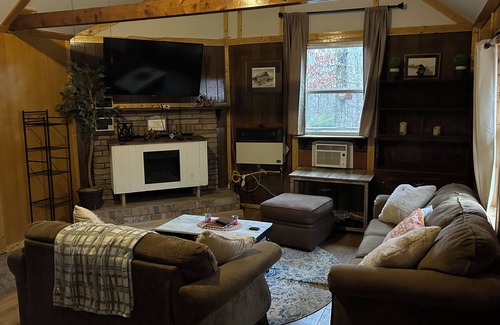 Ray Cabina | Comfy cabin near hocking hills with hidden spare bedroom, pet friendly
