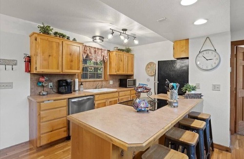 Branson West Cabina | Comfy Cabin w 4 Primary Suites > 4 min to SDC < Lake > Golf < Pools >
