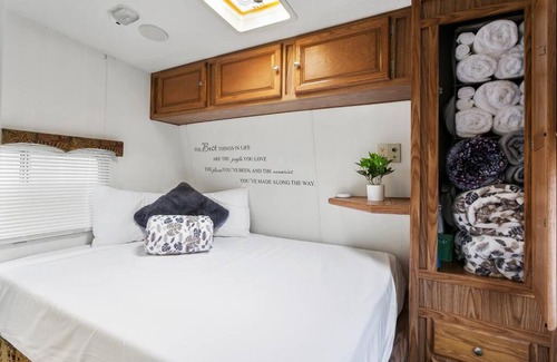 Corona Casa | Comfy Camper--Group, Family, Kid, & Pet-Friendly