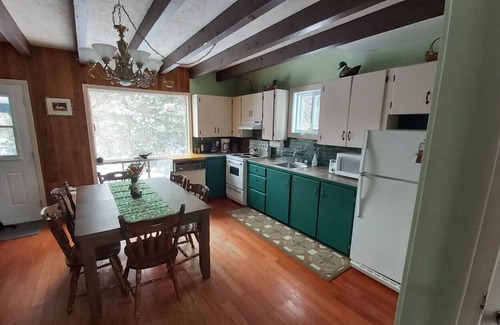 Saint Zenon Chalet De Esquí | Comfy chalet with lake view & private trails