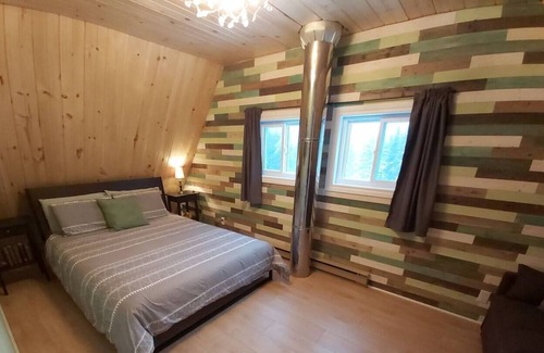 Saint Zenon Chalet De Esquí | Comfy chalet with lake view & private trails