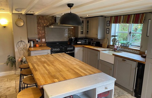 Lingwood Cabaña | Comfy Character Cottage, sleeps 13, Hot Tub, Spa Bath , Patio and Gardens
