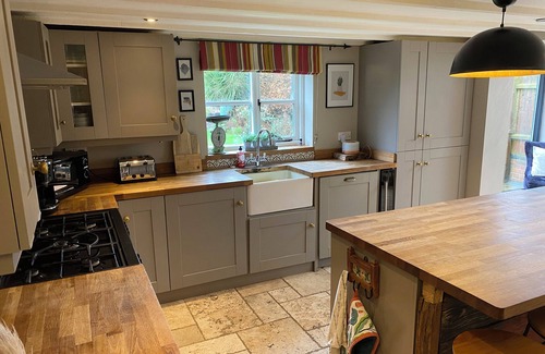 Lingwood Cabaña | Comfy Character Cottage, sleeps 13, Hot Tub, Spa Bath , Patio and Gardens