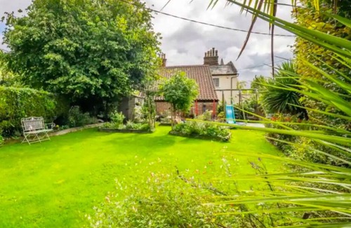 Lingwood Cabaña | Comfy Character Cottage, sleeps 13, Hot Tub, Spa Bath , Patio and Gardens