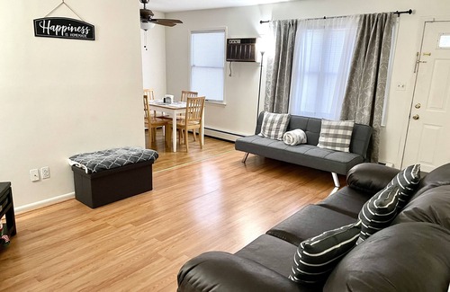 Hackensack Condominio | Comfy, Clean & Spacious w/2 TVs, parking, laundry
