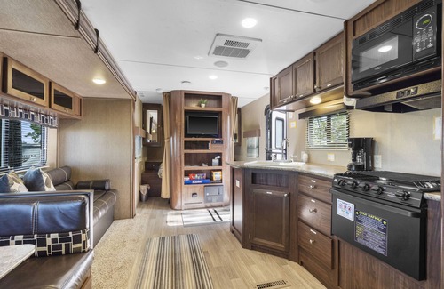 Langworthy Alquiler De RV | Comfy Coleman rental camper in Delhi, IA