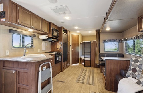 Langworthy Alquiler De RV | Comfy Coleman rental camper in Delhi, IA