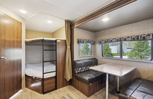 Langworthy Alquiler De RV | Comfy Coleman rental camper in Delhi, IA