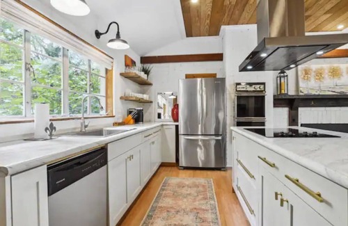 South Baton Rouge Cabaña | Comfy Cottage Retreat near LSU/Health District