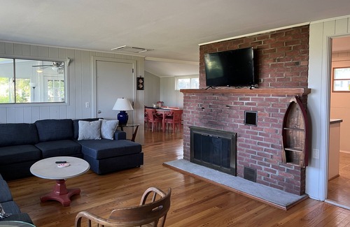 Clinton Casa | Comfy cottage with sunrise marsh views - 5 minute walk to private beach