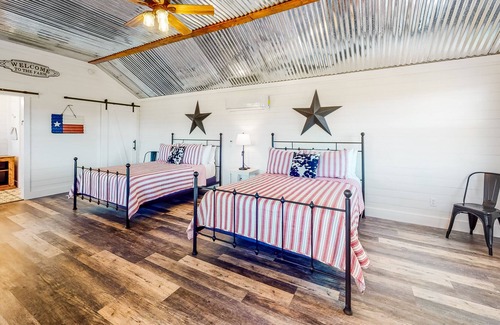 Fredericksburg Cabaña | Comfy country cottage with private deck, AC/heat, & high-speed fiber WiFi
