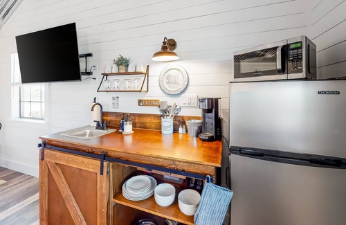 Fredericksburg Cabaña | Comfy country cottage with private deck, AC/heat, & high-speed fiber WiFi