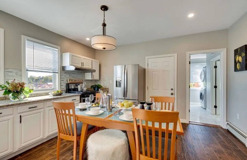 Dorchester Condominio | Comfy & Cozy 2nd level condo walk to MBTA mins to Downtown Boston