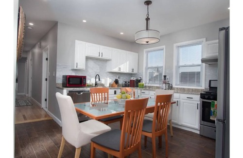 Dorchester Condominio | Comfy & Cozy 2nd level condo walk to MBTA mins to Downtown Boston