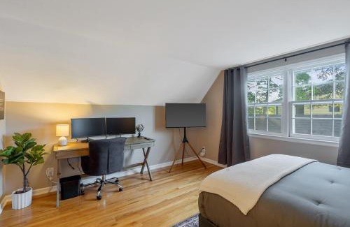 Eastside Casa | Comfy & cozy 4BR minutes to SU, Hospitals, & DT