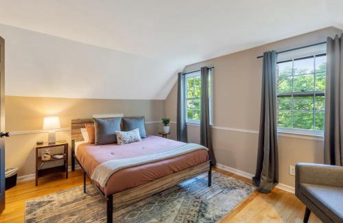 Eastside Casa | Comfy & cozy 4BR minutes to SU, Hospitals, & DT