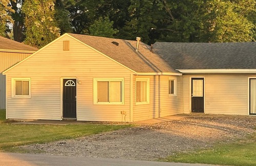 Bay City Casa | Comfy, cozy, and quiet. Very close to Kawkawlin River, access very close!