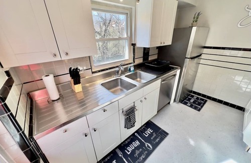 Westwood Apartamento | Comfy Cozy Safe 2nd Floor Aptmnt 13 Min to UC Med