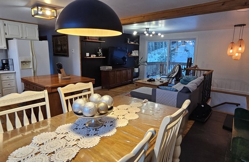 Potton Chalet De Esquí | Comfy creekside chalet+5 skiResorts+HiSpeedNet&Workspace+Fireplace&Hometheater