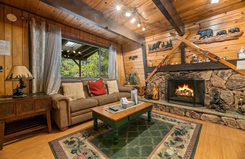 Big Bear Lake Casa | Comfy Cubby - Cozy mountain home in a great location near Bear Mountain Ski Resort