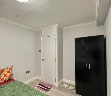 Whittington Casa | Comfy Double Room in Colindale With Shared Bathroom