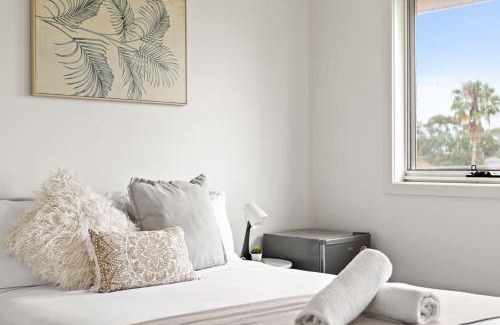 Panania Casa | Comfy Double Room in Panania - Nearby Stations & Shops - Shared Bathroom
