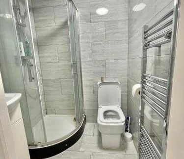 Whittington Casa | Comfy Ensuite Room in Colindale