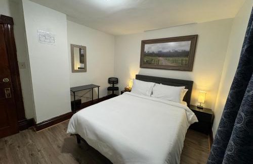 Downtown Niagara Falls Casa | Comfy Getaway, 5 Bed, Sleeps 9, walk to falls!