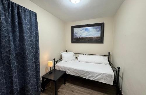 Downtown Niagara Falls Casa | Comfy Getaway, 5 Bed, Sleeps 9, walk to falls!