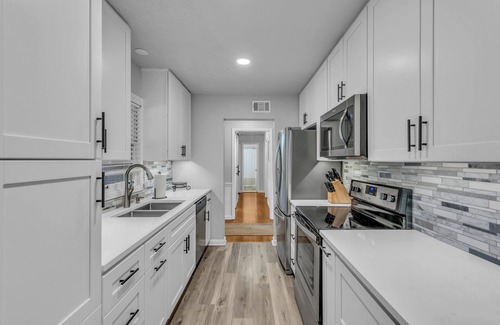 Memphis Casa | Comfy home in E Memphis centrally located. Minutes to everything!
