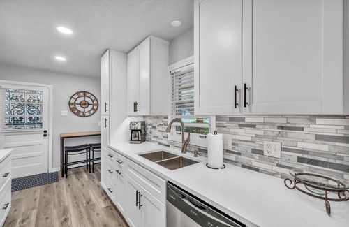 Memphis Casa | Comfy home in E Memphis centrally located. Minutes to everything!