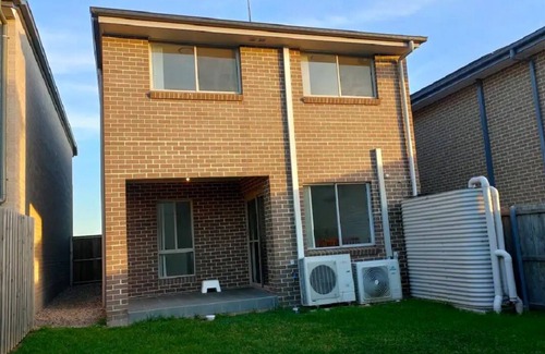 Schofields Casa | Comfy house facing Sports field